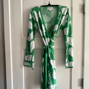 Diane Von Furstenberg Green and White Wrap Knit Tunic Top, Size XS